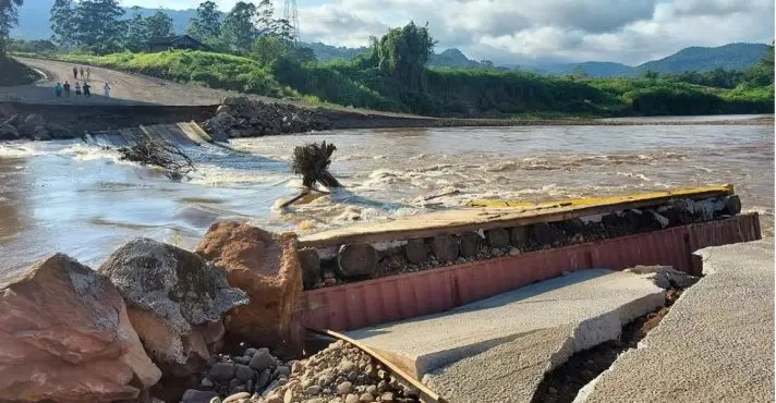 Correnteza de rio arrasta ponte  de cidade no Rio Grande do Sul