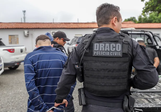 Delegado Charles condizindo um dos presos durante operação