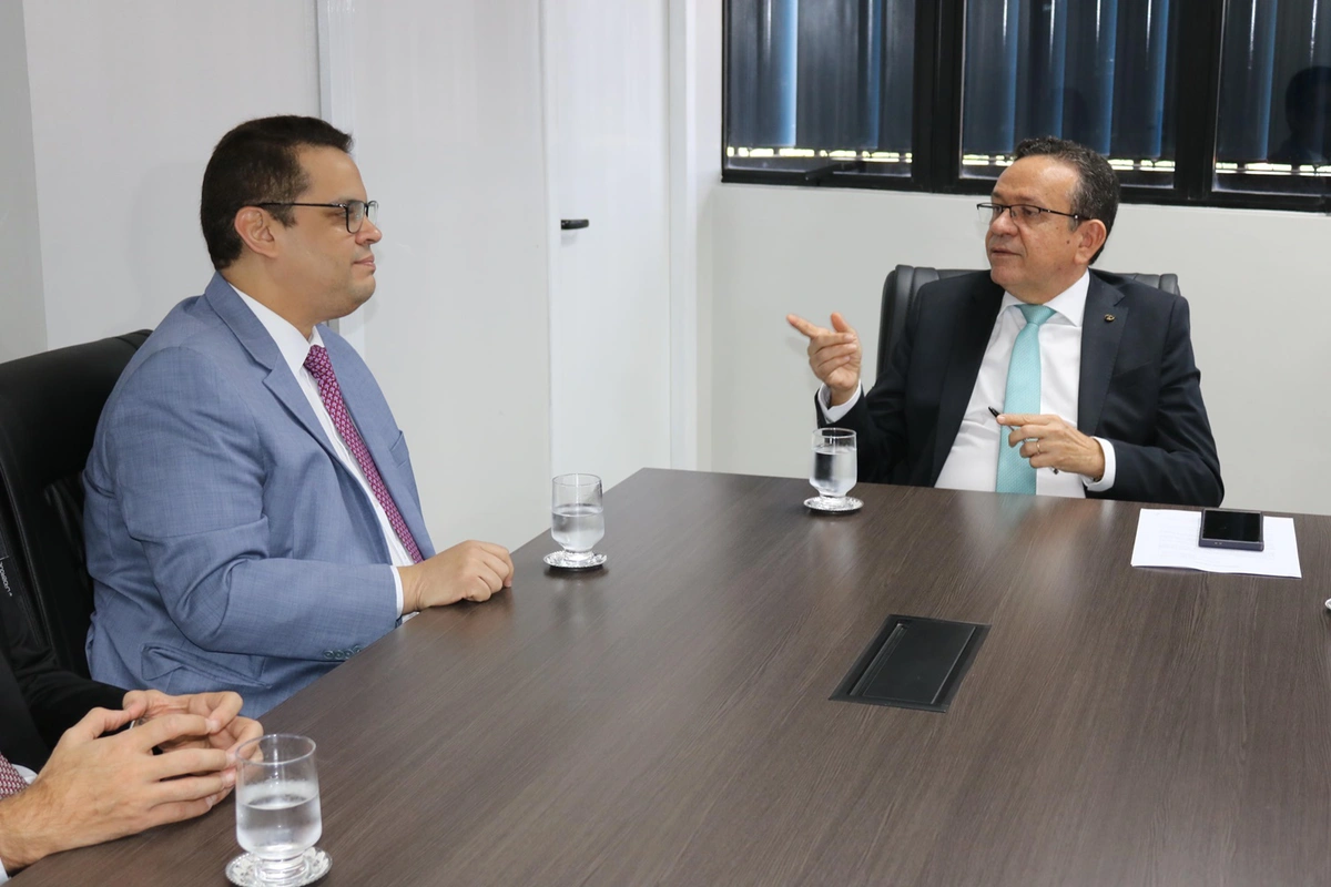 Desembargador Sebastião Ribeiro Martins (à direita) durante conversa com o presidente da OAB-PI, Raimundo Júnior (à esquerda)