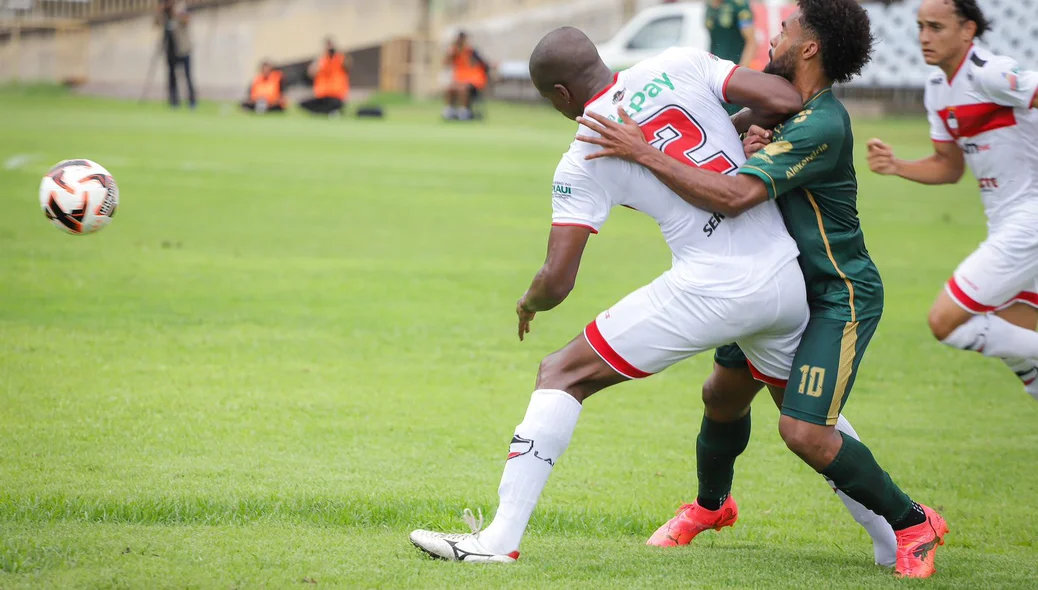 disputa de bola em jogo de River x Altos