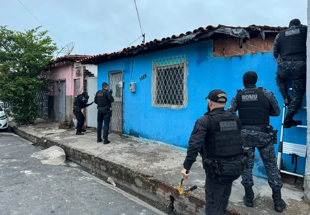 Equipes do DRACO durante operação, na manhã desta quinta-feira (16)