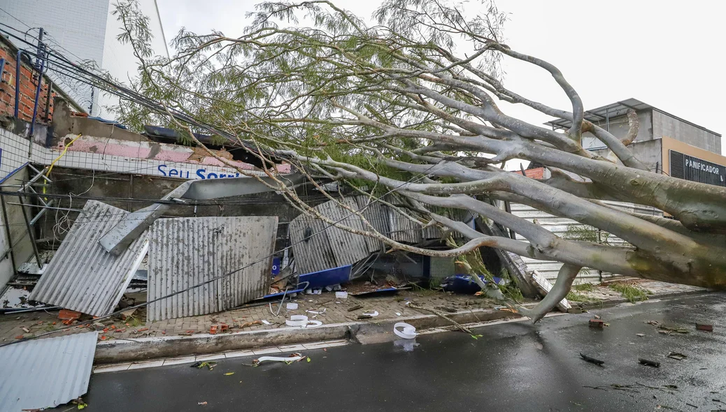 Fachada do estabelecimento foi destruída