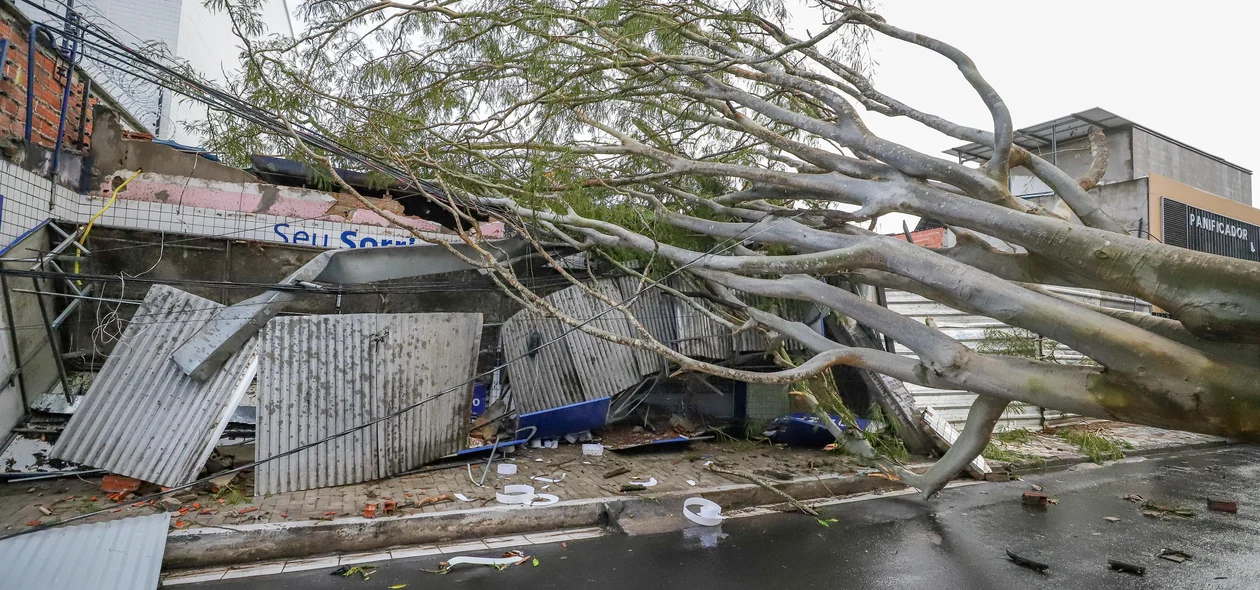 Fachada do estabelecimento foi destruída