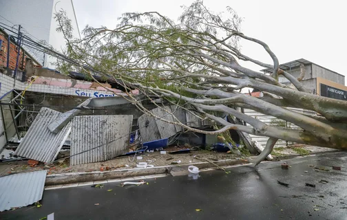 Fachada do estabelecimento foi destruída