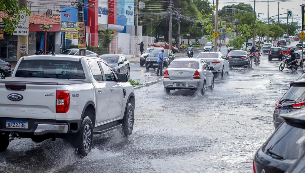 Fortes chuvas causam alagamentos e transtornos na zona Leste de Teresina