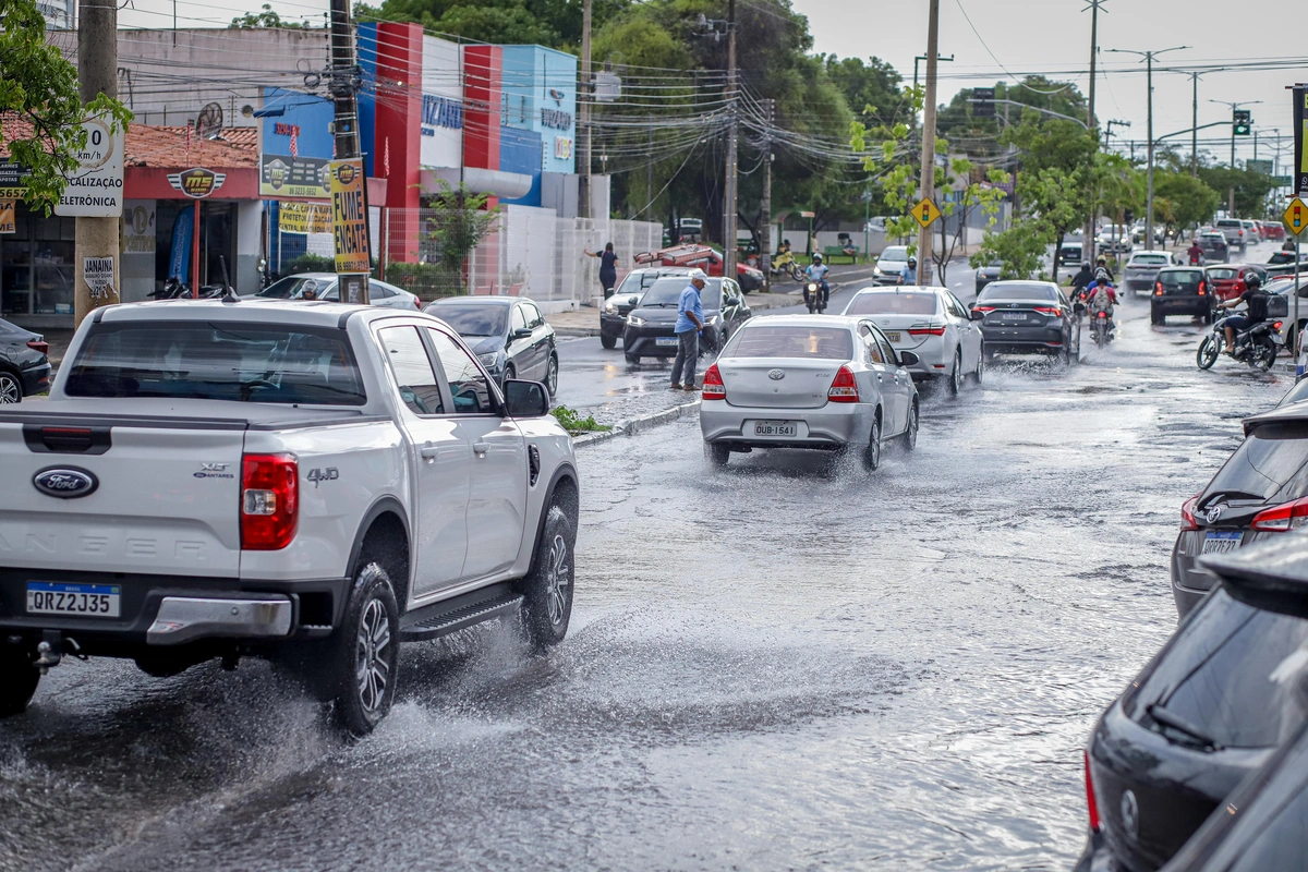 Fortes chuvas causam alagamentos e transtornos na zona Leste de Teresina