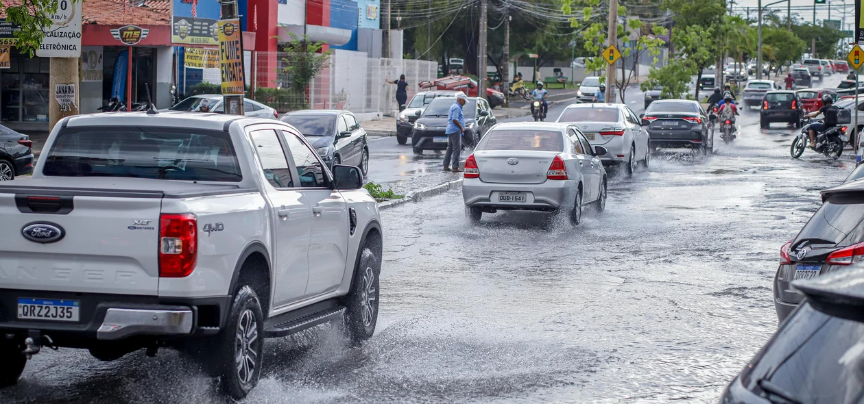 Fortes chuvas causam alagamentos e transtornos na zona Leste de Teresina