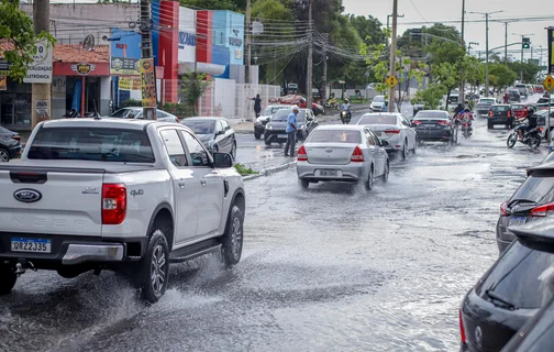 Fortes chuvas causam alagamentos e transtornos na zona Leste de Teresina