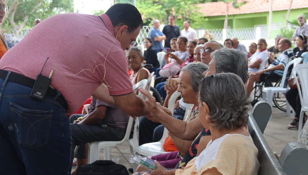 Gessivaldo cumprimenta idosos