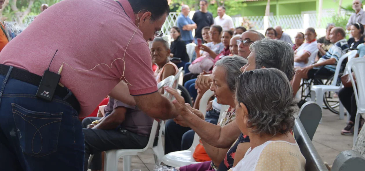 Gessivaldo cumprimenta idosos