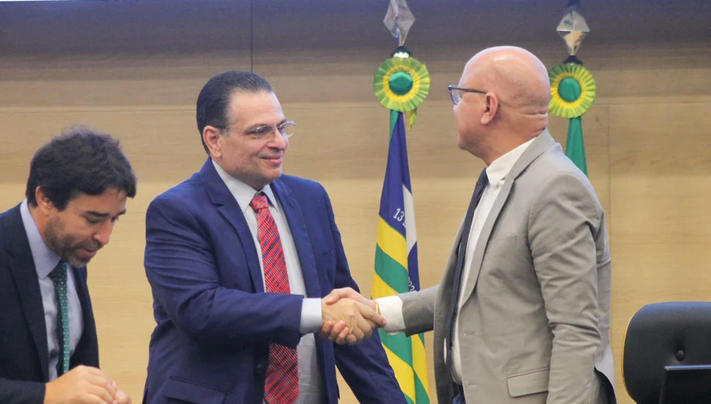 Gessivaldo cumprimenta presidente da Alepi deputado Franzé Silva