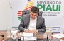 Governador Rafael Fonteles assinando contrato