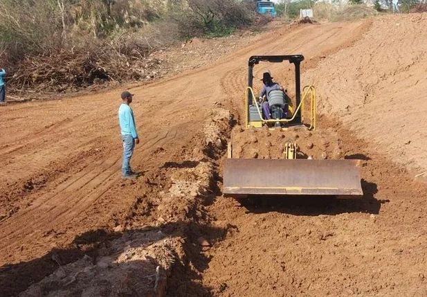 Governo realiza obras de recuperação e alargamento do Açude Canela em Oeiras