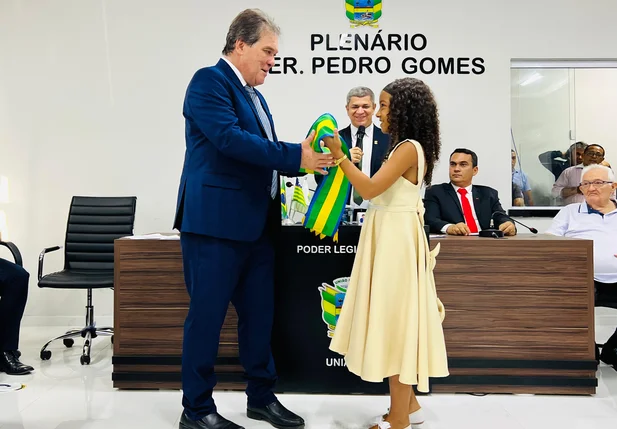 Gustavo Medeiros toma posse para segundo mandato