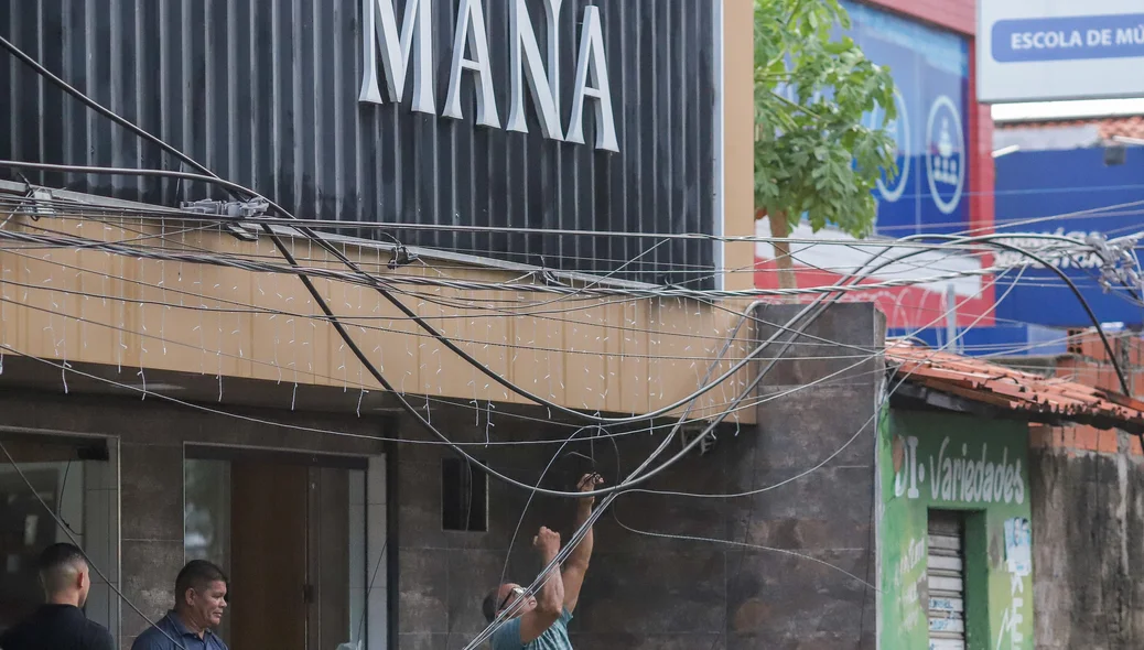 Homem mexendo na fiação