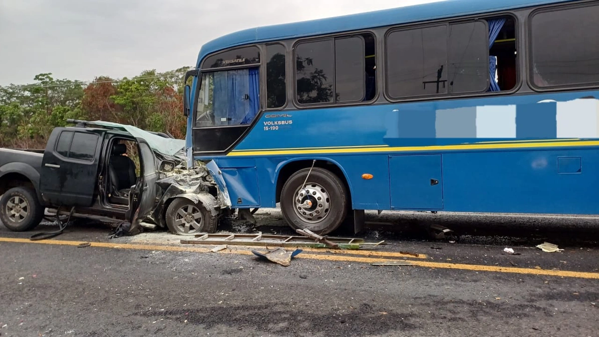 Homem morre em grave colisão entre caminhonete e ônibus em Lagoa do Piauí