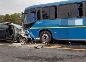 Homem morre em grave colisão entre caminhonete e ônibus em Lagoa do Piauí