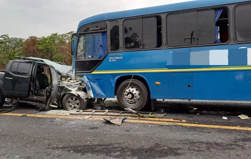 Homem morre em grave colisão entre caminhonete e ônibus em Lagoa do Piauí