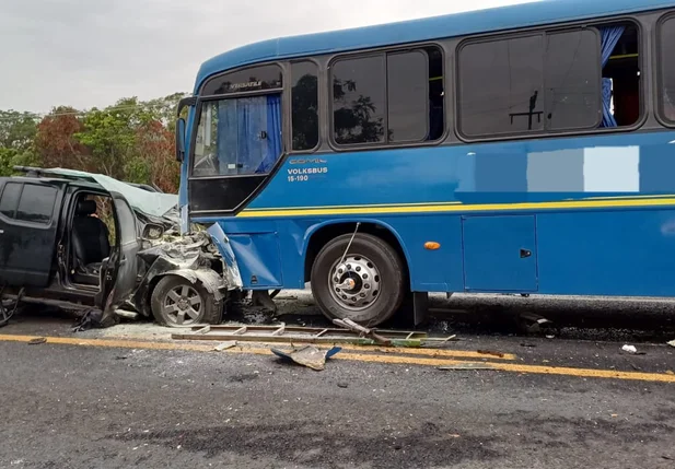 Homem morre em grave colisão entre caminhonete e ônibus em Lagoa do Piauí