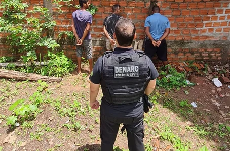 Homens presos pelo Denarc no bairro Pedra Mole