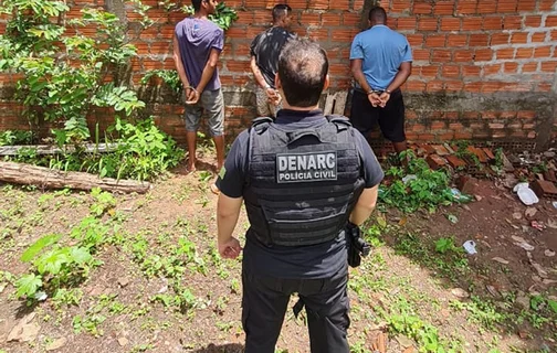 Homens presos pelo Denarc no bairro Pedra Mole