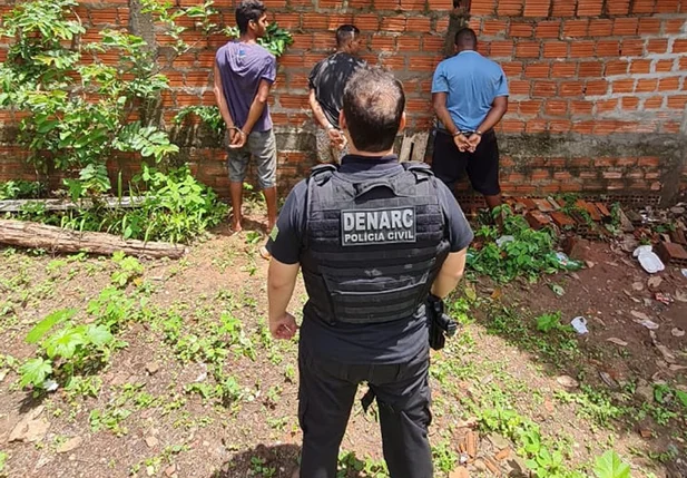 Homens presos pelo Denarc no bairro Pedra Mole