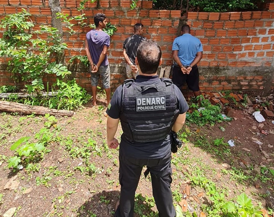 Homens presos pelo Denarc no bairro Pedra Mole