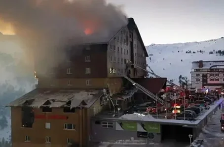 Hotel incendiado na Turquia