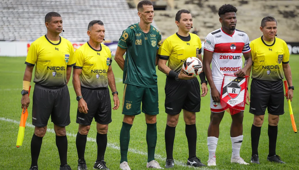 jogadores do River e do Altos antes de partida começar