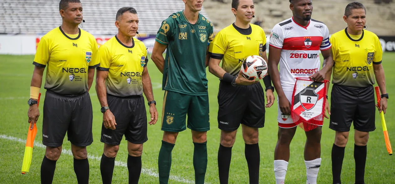 jogadores do River e do Altos antes de partida começar