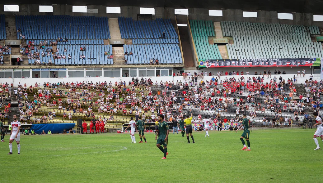 Jogadores em campo em duelo de Altos x River