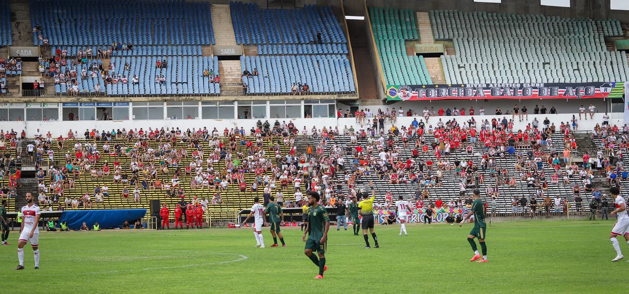 Jogadores em campo em duelo de Altos x River