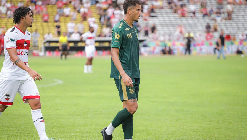 jogadores em campo em partida entre River x Altos