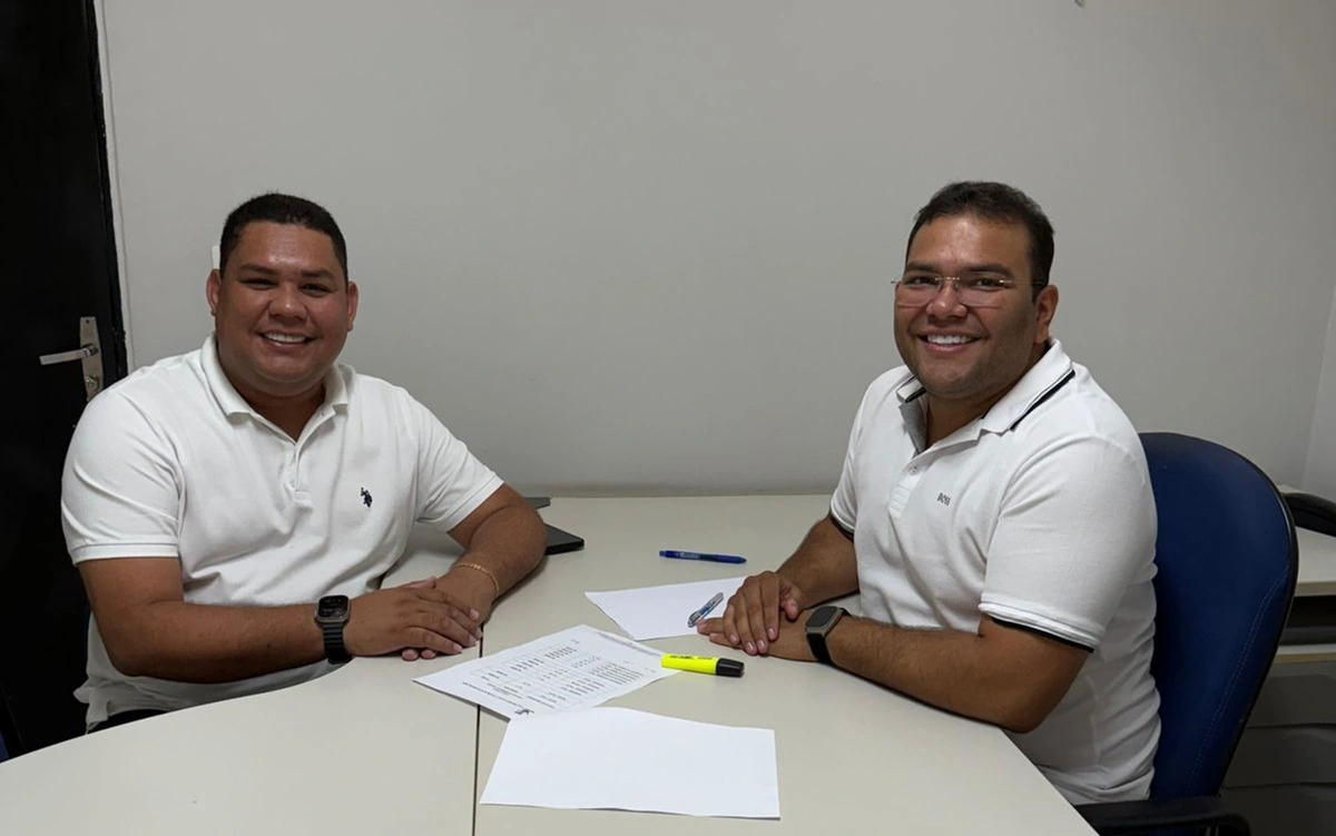 John Wallace (à esquerda) em reunião com Fernando Lima, titular da vaga, na sexta-feira (03)