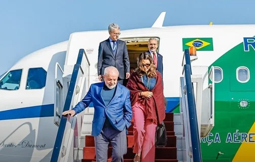 Lula e Janja saindo do avião presidencial