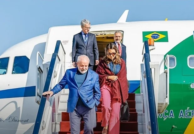 Lula e Janja saindo do avião presidencial