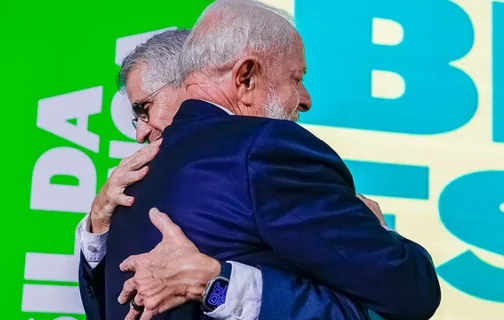 Lula e Sidônio se abraçam em solenidade