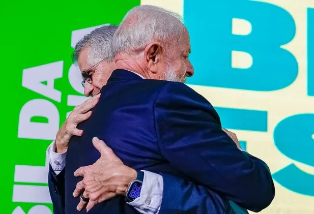 Lula e Sidônio se abraçam em solenidade