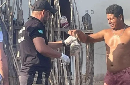 Momento em que homem entrega alimentos que estariam contaminados