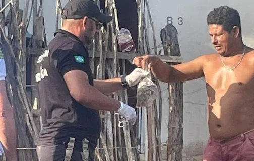 Momento em que homem entrega alimentos que estariam contaminados