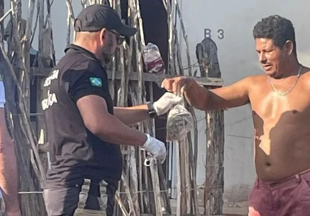 Momento em que homem entrega alimentos que estariam contaminados