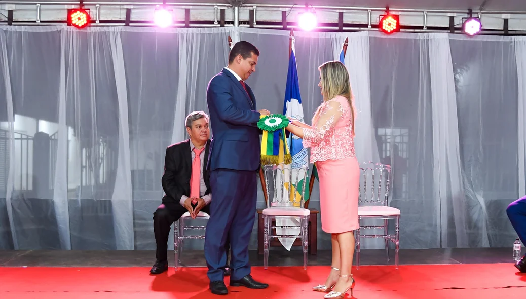 Momento em que o prefeito recebe a "faixa prefeital"