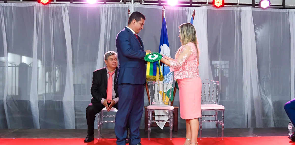 Momento em que o prefeito recebe a "faixa prefeital"