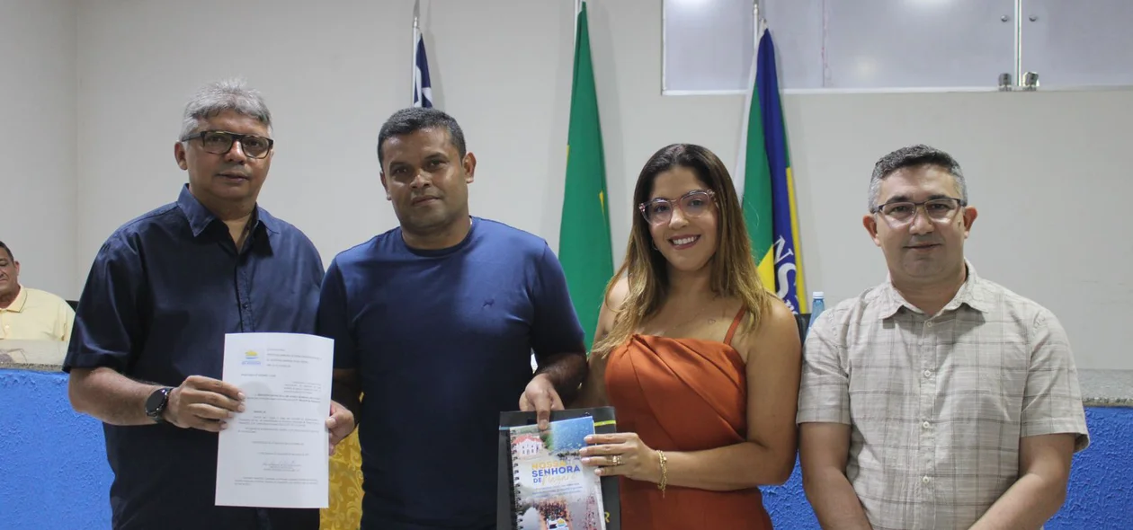 Momento em que um dos secretarios toma posse