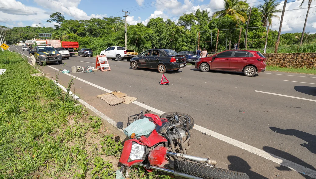 Motocicleta das vítimas no canteiro central da rodovia