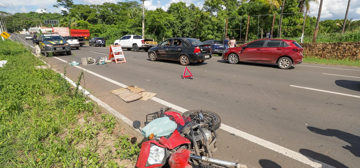 Motocicleta das vítimas no canteiro central da rodovia