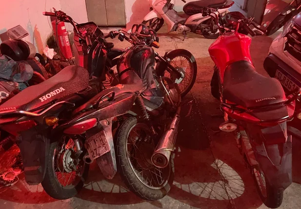 Motocicletas roubadas foram apreendidas