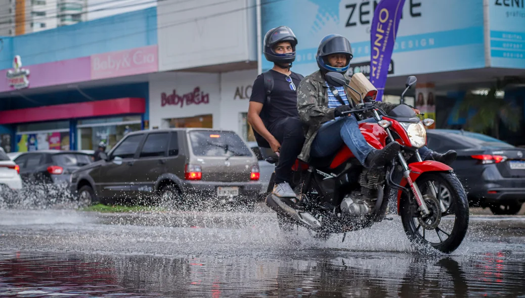 Motoqueiro tentam fugir das águas acumuladas nas avenidas da zona Leste de Teresina