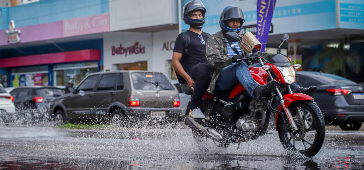 Motoqueiro tentam fugir das águas acumuladas nas avenidas da zona Leste de Teresina