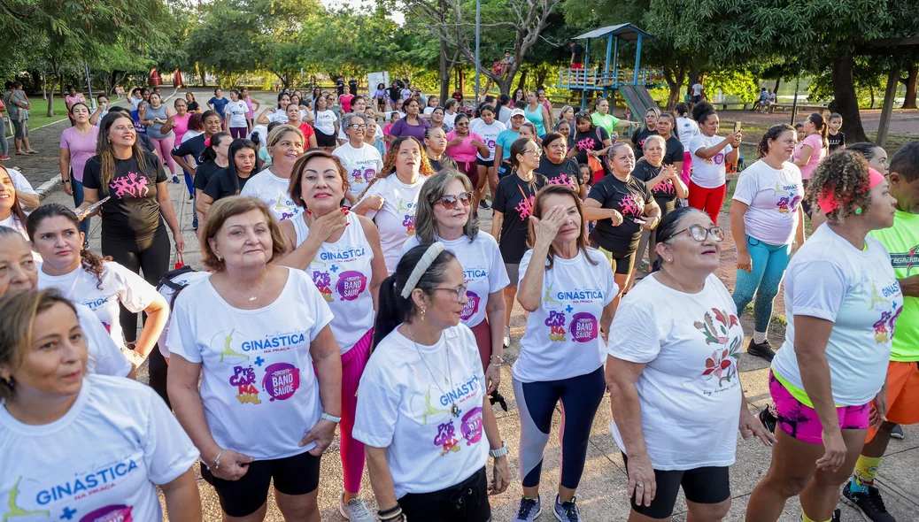 Mulheres se exercitando no evento